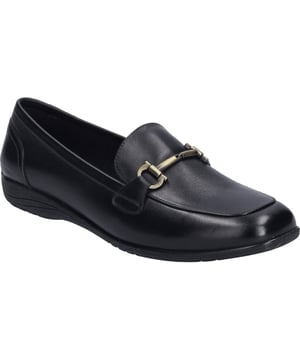 Entdecke die elegante Gelassenheit und den zeitlosen Komfort mit dem Fenja 26 Ballerina von JOSEF SEIBEL in der Farbe black-black. Dieses Modell besticht durch seine hochwertigen Materialien und die sorgfältige Verarbeitung, die es zu einem unverzichtbaren Begleiter für jede Dame machen. Gefertigt aus feinstem Nappa-Kalbsleder, bietet der Schuh nicht nur eine exquisite Optik, sondern auch eine hervorragende Haltbarkeit. Die Gummisohle, charakterisiert durch ihre Strapazierfähigkeit und Rutschfestigkeit, verspricht sicheren Halt auf nahezu jedem Untergrund. Mit seinem Gummizug bietet der Fenja 26 eine optimale Passform und lässt sich mühelos an- und ausziehen. Dank der innovativen AGO-Machart, die das Oberteil des Leders mit der Unterseite der Innensohle verklebt und anschließend die Laufsohle aufbringt, ist der Schuh leicht und formbeständig. Dieses Verfahren steht für eine neue Generation von Schuhmacherei, die ohne die traditionelle, aufwendige Montage auskommt, ohne dabei Qualität und Langlebigkeit zu opfern. Die Produktlinie Josef Seibel steht für modernen Komfort und eine perfekte Passform, was den Fenja 26 zum idealen Schuh für den Alltag und besondere Anlässe macht. Ob für Spaziergänge im Freien, einen entspannten Tag in der Stadt oder für den gemütlichen Café-Besuch – dieser Ballerina unterstützt ein aktives Leben ohne Kompromisse bei Wohlgefühl und Eleganz. JOSEF SEIBEL engagiert sich für Slow Fashion, wobei Nachhaltigkeit und verantwortungsbewusste Produktion im Vordergrund stehen. Mit dem Fenja 26 erwirbst du nicht nur einen Schuh, sondern ein Stück Tradition und Handwerkskunst, das auf Langlebigkeit und zeitlose Schönheit setzt.