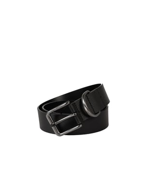 Cierre de hebilla
Con hebilla marcada con logotipo
con pasador de metal
Con logotipo y nombre de marca grabados en el extremo del cinturón y en la parte interna
5 agujeros
elementos metálicos en color negro
Con textura rugosa
Hecho de cuero genuino de alta calidad