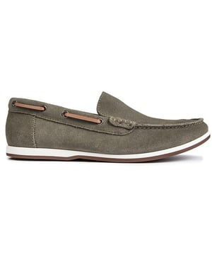 Prepárate para agregar un poco de intriga a tu look diario. con los mocasines verdes Clarks Morven en un estilo clásico de zapato de terraza con un toque moderno. Parte superior de gamuza de primera calidad. una plantilla acolchada y una suela ligera los hacen elegantemente cómodos y sorprendentemente versátiles.