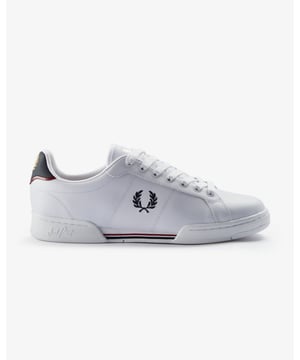 Sneaker met een zacht bovenwerk van volnerfleer voor een hoogwaardige uitstraling en gevoel. Ontworpen met milieuvriendelijke gerecyclede polyester veters en een duurzame rubberen zool voor de hele dag comfort en grip.