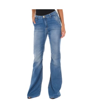 Long jeans. 
 Color Blue denim 
 Waist with belt loops. 
 Button and zip closure on the front. 
 Two pockets on the front. 
 Two fake pockets on the back. 
 Brand name plate on the back of the waist. 
 Flared cut hem. 
 Worn effect. 
 Matching seams. 

 Composition: 
 - 98% Cotton - 2% Elastane. 

 Washing instructions: 
 - Wash maximum at 40ºC. 
 - Iron at medium temperature. max. 110ºC. 
 - Lets you use a dryer. 
 - Do not use bleach. 
 - Does not support dry cleaning. 

 Composition: 98% Cotton - 2% Elastane.
 Care:
- Wash maximum at 40ºC.
 - Iron at medium temperature. max. 110ºC.
 - Allows you to use a dryer.
 - Do not use bleach.
 - Does not support dry cleaning.