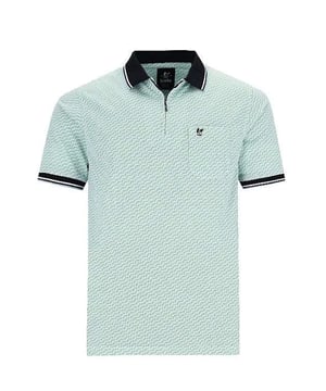 Entdecken Sie das Hajo Poloshirt für Herren, das traditionelles Design mit einem modernen Touch vereint. Dieses elegante Poloshirt zeichnet sich durch seine klassischen Polokragen und einen halben Reißverschluss im Troyer-Stil aus, der ihm einen sportlich-schicken Charakter verleiht. Die dezente, unifarbene Gestaltung macht dieses Shirt zu einem vielseitigen Begleiter, der sich mühelos in jede Garderobe einfügt. Eine kleine Brusttasche, verfeinert mit einem subtilen Logostick, fügt eine praktische und gleichzeitig stilvolle Note hinzu. Gefertigt aus hochwertigen Materialien, bietet das Shirt nicht nur Langlebigkeit, sondern auch einen außergewöhnlichen Tragekomfort, der Sie den ganzen Tag begleitet. Der Regular Fit sorgt für eine optimale Passform, die genug Bewegungsfreiheit lässt, ohne dabei zu locker zu sitzen.  Das Hajo Poloshirt ist ideal für den modebewussten Mann, der sowohl im Berufsleben als auch in der Freizeit Wert auf einen gepflegten Look legt. Ob zu einer eleganten Hose für das Büro oder zu legeren Jeans am Wochenende - dieses Shirt passt sich jeder Situation an. Ein Muss für jeden, der ein Stück zeitlose Eleganz mit einer modernen Note schätzt.