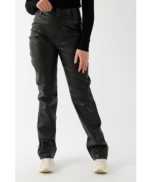 100 % Schapenleer&Bull; Das Modell mit hoher Taille ist 172 cm lang und hat Größe S/36