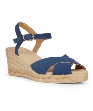 De Gelsa Low rust op een comfortabele sleehak in espadrille-stijl en is een must voor zomerse activiteiten. Lichtgewicht en ademend, met een gekruiste voorkant en een enkelbandje van zacht suède.