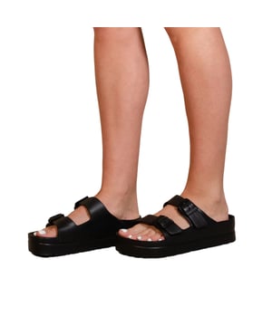 Boven: Kunstleer. Buitenzool: Synthetisch, Tractiegrip. 2 gespen, verstelbaar, dubbele riem. Vlakke. Ontwerp: Eenvoudig. Teenstijl: Open. Sluiting: Slip-on.