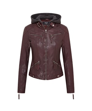 Maak kennis met ons prachtige leren bikerjack, compleet met een uitritsbare jersey capuchon voor extra veelzijdigheid. Dit jack is gemaakt van ultrazacht schapennappaleer en belichaamt de klassieke caf�racerstijl met een moderne twist. De YKK-ritssluiting aan de voorkant strekt zich uit tot een kraag met lipje die is vastgezet met een riem met gesp, terwijl tramlijnstiksels op de schouders en elleboogstukken de biker-esthetiek versterken. Vier zakken met ritssluiting bieden voldoende opbergruimte en de manchetten in handschoenstijl zijn verstelbaar voor een perfecte pasvorm. De royale capuchon kan eenvoudig worden verwijderd en de binnenkant is volledig gevoerd met poplin-stof met voor het gemak een extra met leer afgewerkte zak. Superzacht schapennappaleer, uitritsbare jersey capuchon, YKK-ritssluiting aan de voorkant met kraag met gesp, tramlijnstiksels op schouders en ellebogen, volledig gevoerd met een extra met leer afgewerkte binnenzak