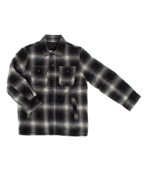 Esta chaqueta camisera para niño está confeccionada en un suave punto que garantiza comodidad y calidez. 

Presenta un clásico cuello de punta y mangas largas con hombros caídos para un estilo relajado. 

Su diseño incluye un cierre frontal de botones y bolsillos en el pecho de parche con solapa y botón, así como bolsillos inclinados laterales con cierre de botón, proporcionando funcionalidad adicional.

Con un moderno estampado de cuadros, esta prenda es ideal para combinar con looks casuales, manteniendo un equilibrio entre estilo y confort.
 Composición: Exterior 100% Algodón; Interior: 100% Poliéster; Relleno: 100% Poliéster
 Cuidados:
- Lavar a máquina máx 30ºC.
- Usar detergentes suaves.
- No usar secadora.
- Planchar a temperatura media.
- No lavar en seco.