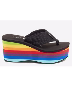 Bereid je voor om deze zomer een statement te maken met de Crush Rainbow Platform Flip-Flops van Rocket Dog! Stap in deze kleurrijke schatjes en voel je alsof je de wereld aankunt! - 7,62 cm platform helpt je spel naar een hoger niveau te tillen - Levendig regenboogplatform - Comfortabele zwarte webbingbanden