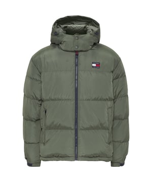 Heren jas van het merk Tommy Jeans in de kleur blauw. De jas is gemaakt van gerecycled polyester en heeft een normale pasvorm. Op de borst zit het iconische Tommy logo.  Merk: Tommy JeansModelnaam: Alaska Puffer JacketCategorie: heren jasMaterialen: gerecycled polyesterKleur: groen