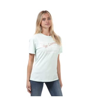 Tokyo Laundry Quinn T-shirt voor dames in aqua.<br /><br />- Ronde hals.<br />- Korte mouwen.<br />- Tokyo Laundry-opschrift op de voorkant.<br />- Tokyo Laundry-merkdetails.<br />- Rozegoud detail.<br />- Zachte stretch.<br />- Katoenen jersey.<br />- Normale pasvorm.<br />- 100% katoen. Machinewasbaar. <br />- Ref: 3C16353