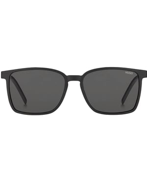 Setzen Sie ein Statement mit dieser Sonnenbrille von Hugo Boss. Sie sind mit Stil und Eleganz gefertigt und bieten 100 % UV-Schutz, was sie zum perfekten Accessoire fur einen unvergesslichen Look macht. Das perfekte Accessoire, um Ihrem Stil das gewisse Etwas zu verleihen! Linsenbreite = 56 mm, Breite des Nasenstegs = 16 mm, Bugellange = 140 mm, hergestellt in China. Hugo Boss Black 1128 0003 IR-Sonnenbrille, Sonnenbrille, Sonnenbrillenetui, Reinigungstuch und Pflegehinweise, alles im Lieferumfang enthalten, 100 % Schutz vor UVA- und UVA-Strahlen. UVB-Sonnenlicht und entspricht der britischen Norm EN 1836:2005, Stilcode: 1128 0003 IR