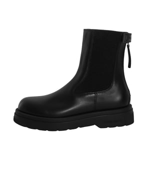 Deze elegante dames enkellaarsjes van Woolrich combineren hoogwaardig kalfsleer met praktische details voor dagelijks gebruik. De elastische inzet aan de zijkanten zorgt voor flexibiliteit en gemakkelijk aantrekken, terwijl de ritssluiting op de hiel en het opvallende klittenband aan de achterkant - geïnspireerd op de klassieke Woolrich parka - voor een unieke look zorgen. De normale pasvorm en de uitneembare binnenzool garanderen een hoog draagcomfort, waardoor deze enkellaarsjes ideaal zijn om elke dag te dragen.