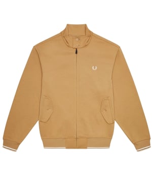 Chaqueta de corte relajado y calido color beige piedra de Fred Perry. Mantente abrigado y elegante con la chaqueta beige de Fred Perry. Confeccionada con un diseno clasico, esta chaqueta es perfecta para cualquier aventura al aire libre. Su capucha brinda proteccion adicional contra los elementos, mientras que el color agrega un toque de sofisticacion. No dejes que el clima frio te impida explorar con estilo. Insignia de la marca en el pecho izquierdo, cierre de boton alrededor del cuello, cierre de cremallera, color beige, material: 98% poliester, 2% elastano, forro: N/A, relleno: N /A. Corte entallado, cierre con cremallera central. Manga y dobladillo elasticos, logotipo de corona de laurel, 2 bolsillos con cierre de boton, manga y dobladillo con ribete. Estilo: J4550 363