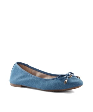 Our Harping ballet flats are the epitome of effortless style. To add our very own Dune London edge to its timeless silhouette, the neat round toe is classically accented with bow detail, elevated with metal trims, and our bespoke 'DD' charm.