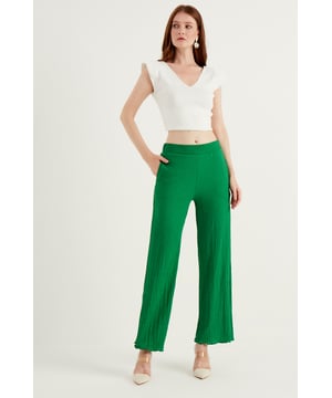 Entdecken Sie unsere "strukturierte Hose" - ein elegantes Kleidungsstück, das sich durch seine einzigartige Textur auszeichnet und einen raffinierten und modernen Look bietet. Diese strukturierte Hose wurde entworfen, um Ihnen einen schicken Stil zu bieten, perfekt für eine Vielzahl von Anlässen. Unsere mit Präzision gefertigten Hosen bieten eine schmeichelhafte Passform und außergewöhnlichen Komfort. Die markante Struktur verleiht dem Design einen Hauch von Originalität und lässt Sie mit Eleganz glänzen. Ihre klaren Linien und die Liebe zum Detail machen sie zu einem unverzichtbaren Teil Ihrer Modekollektion. Ob für einen eleganten Abend, einen besonderen Ausflug oder einen besonderen Anlass, diese strukturierte Hose ist eine vielseitige Wahl. Sie verkörpert perfekt die Verbindung von anspruchsvollem Stil und Modernität für alle Ihre modischen Ambitionen. Unterstreichen Sie Ihren Stil mit unserer "strukturierten Hose" - wo Mode auf zeitgenössische Eleganz trifft. Pflege : * Handwäsche mit kaltem Wasser und Feinwaschmittel. * Maschinenwäsche im Schonwaschgang mit kaltem Wasser und in einem Netzbeutel. * Flach trocknen, um Form und Stoff zu erhalten. * Für empfindliche Röcke empfiehlt sich eine chemische Reinigung. * Befolgen Sie stets die Anweisungen auf dem Pflegeetikett.