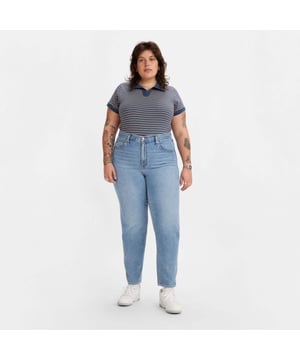 Dames Levis Plus 80's Mom Jeans in denim.- 5-pocketconstructie. - Gulp met rits en knoopsluiting.- Lederen merkopdruk achteraan in de taille.- Riemlussen.- Relaxed op de heup en dij.- Taps toelopende pijpen.- Een vintage geïnspireerde pasvorm met een flatterende hoge taille.- 100% katoen.- Ref: A35000001
