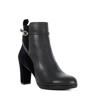 Set on a high heel, Ottara is an ankle boot that will fit effortlessly into your selection of style staples. From its rounded toe to the branded DD buckle, it offers a sleek and comfortable fit, making it a versatile choice for both day and evening wear.