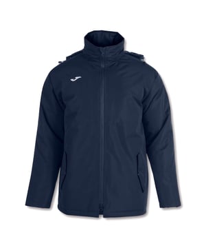 Especificaciones: Chaqueta deportiva en tejido sintético forrada interiormente en polar, cierre con cremallera de doble cursor y capucha oculta en el cuello. Bolsillos laterales con cierre de botón y logo bordado en el pecho. La prenda también tiene un bolsillo interno.Ajuste: Regular