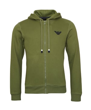 Die Herren-Sweatjacke von Emporio Armani vereint entspannten Stil mit erstklassigem Komfort. Ausgestattet mit einer Kapuze samt Tunnelzug und einem praktischen Reißverschluss, bietet sie vielseitige Tragemöglichkeiten. Gerippte Abschlüsse und eine Känguru-Tasche erhöhen den Komfort und die Funktionalität. Ein dezenter Label-Print setzt stilvolle Akzente. Der figurbetonte Schnitt sorgt für eine moderne, schlanke Silhouette.