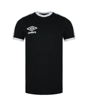 Das Umbro Ringer Herren-T-Shirt ist ein klassisches und vielseitiges Basic, das Komfort und Style mühelos vereint. Das zeitlose Ringer-Design macht es zu einer zuverlässigen Wahl für verschiedene Anlässe. Die reguläre Passform sorgt für eine bequeme und entspannte Silhouette. Der kontrastfarbene Rippkragen und die Ärmelbündchen verleihen dem Design eine sportliche Note und kreieren einen klassischen Ringer-Look. Das hochwertige Material sorgt für ein weiches und angenehmes Tragegefühl auf der Haut. Der Stoff ist strapazierfähig und atmungsaktiv und bietet so ganztägigen Tragekomfort. Der klassische Rundhalsausschnitt verleiht diesem T-Shirt einen vielseitigen und zeitlosen Look, der sich perfekt mit Jeans, Shorts oder Freizeithosen kombinieren lässt. Ob beim Erledigen von Besorgungen, Treffen mit Freunden oder einfach beim Entspannen – dieses T-Shirt verleiht Ihrem Outfit einen Hauch von lässigem Stil. Das dezente Umbro-Logo auf der Brust steht für die Tradition und das Qualitätsbewusstsein der Marke. Das Logo verleiht einen stylischen Touch und unterstreicht Ihre Vorliebe für Sportbekleidung, die Mode und Funktionalität vereint. Entscheiden Sie sich für das Umbro Ringer Herren-T-Shirt – für seine bequeme Passform, die hochwertigen Materialien und das klassische Design. Ob fürs Fitnessstudio oder einfach nur für ein lässiges und stylisches T-Shirt – dieses T-Shirt ist eine vielseitige Wahl, mit der Sie Ihren persönlichen Stil mühelos zum Ausdruck bringen können.