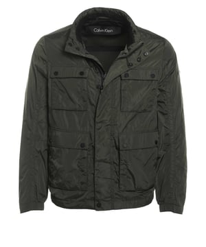 100% Polyamid; Calvin Klein Jacke;  Modell: K10K100555329;  Hochwertig verarbeitet;  Stehkragen, verdeckter Reißverschluss;  Zwei Brusttaschen mit Druckknöpfen;  Zwei Fronttaschen mit Druckknöpfen;  Calvin Klein Logodetails