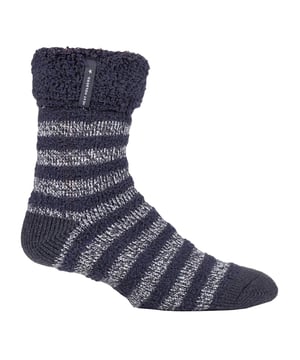 Diese Schlafsocken für Männer sind perfekt, um Ihre Füße kuschelig und warm zu halten, während Sie sich entspannen oder im Bett schlafen. Das Gefühl, kalte Füße zu haben, ist ein schreckliches Gefühl, und es kann manchmal schwer sein, einzuschlafen. Die Designer von Heat Holders haben versucht, dieses Problem zu lösen, indem sie ihr Sortiment um eine Kollektion von Schlafsocken erweitert haben, die speziell dafür entwickelt wurden, Ihre Füße warm zu halten, während Sie im Bett liegen. Es gibt 3 verschiedene Arten von Schlafsocken für Männer zur Auswahl: wadenlange Schlafsocken, Schlafsocken mit Umschlagbund und knöchellange Bettsocken. Alle haben ihre eigenen Vorteile: Die Schlafsocken in normaler Länge halten mehr als nur Ihre Füße warm, während die knöchellangen Socken atmungsaktiver sind und sich darauf konzentrieren, nur Ihre Füße warm zu halten und nicht die Unterseite Ihres Beins. Zu den Designs gehören gestreifte, einfarbige, mit Ferse und Zehen sowie mit Zwirnfarben. Es wurde viel darüber nachgedacht, wie Wärmehalter am wärmsten sein können, wobei innovative Änderungen am Garn, am Bürstverfahren und am Strickverfahren vorgenommen wurden. Unser hochentwickeltes Thermogarn sorgt für eine leistungsstarke Isolierung gegen Kälte, mit hervorragenden feuchtigkeitsableitenden Eigenschaften und Weichheit. Unsere innovative Stricktechnologie erzeugt einen einzigartigen, kurzen Schlingenflor, der mehr warme Luft einschließt und die Wärme erhöht. Unser fachmännisches Bürstverfahren maximiert die Menge an warmer Luft, die in jeder Socke gehalten wird, und sorgt so für eine unglaubliche Gesamtwärme und ganztägigen Komfort. Diese Socken sind in einer 1-Paar-Packung in 6 Farben und Stilen erhältlich. Sie sind in den Größen 6-11 UK 39-45 EU 7-12 US erhältlich und bestehen aus einem Gemisch aus Acryl, Polyester, Nylon und Elastan. Sie sind maschinenwaschbar.