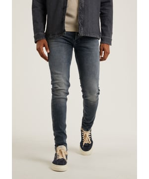 Fit & Material  De EGO Solar is een slim fit jeans, dit betekend dat deze aangesloten zit rondom het hele been. Door de katoen-polyester mix heeft deze jeans een soft feel en gemiddelde stretch in zowel de taille en de enkels, als in de stof zelf. Wanneer je deze jeans voor het eerst aantrekt kan hij wat strakker zitten, na het dragen van de jeans wordt deze vanzelf soepeler. Wanneer je de jeans wast neemt deze zijn oorspronkelijke vorm weer aan. Deze jeans hoort over de enkels en op de schoen te vallen.  Details  Deze 5-pocket jeans is voorzien van kenmerkende CHASIN’ details op het rechterbovenbeen, coinpocket, leather patch en de achterzakken. De gulp is voorzien van een knoopsluiting.  Specs             Slim fit           Stevigc           Stretch           Knoopsluiting         Model draagt maat W32L32 en is 1.86 m. lang. Zijn tailleomvang meet 80 cm.  Duurzaamheid  Het katoen dat voor dit product gebruikt is bestaat voor minimaal 95% uit OCS gecertificeerd katoen.