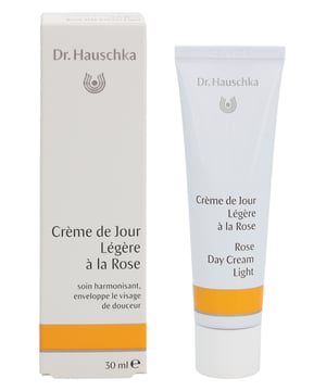 Die Dr. Hauschka Rosen Tagescreme leicht wurde für trockene, empfindliche, gerötete und reife Haut entwickelt und wirkt schützend, beruhigend und ausgleichend. Die Creme enthält Rose, Eibisch, Anthyllis, Eibischwurzelauszug, Avocado-, Sesam-, Mandel- und Weizenkeimöl.