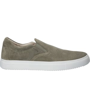 Zeg vaarwel tegen traditionele veterschoenen en verwelkom moeiteloze stijl met de elastische opening van Connor. Glijd snel in deze strakke Blackstone slip-on sneakers terwijl je er toch verfijnd uitziet. Vervaardigd met de rubberen zool van Blackstone, zorgt Connor voor een hele dag comfort met flexibiliteit. De gewatteerde enkelrand garandeert een nauwsluitende pasvorm en voorkomt ongemak. Het subtiele Blackstone-logo voegt verfijning toe zonder te opzichtig te zijn, waardoor deze sneakers perfect zijn voor elke gelegenheid.