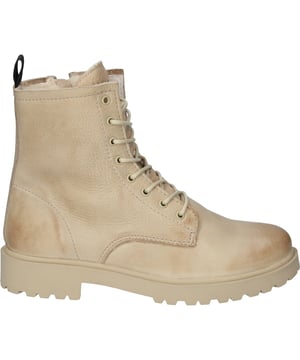 Der WL02 ist ein robuster Schnürstiefel für Damen von Blackstone Footwear. Der Stiefel hat einen Reißverschluss an der Innenseite und eine robuste Profilsohle. Der WL02 ist mit 100% Schafsfell gefüttert. Dadurch ist der Stiefel nicht nur herrlich warm, sondern auch wunderbar bequem am Fuß. Tragen Sie den Stiefel unter einer Jeans oder einem Kleid für einen coolen Kontrast.
