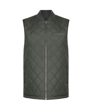 Chaleco Hackett London Modular Olive para hombre: una prenda versátil y funcional diseñada para ofrecer estilo, comodidad y adaptabilidad. Este chaleco (también conocido como chaleco o chaleco de abrigo) está cuidadosamente confeccionado para proporcionar aislamiento y funcionalidad en diversas ocasiones. Estas son las principales características de este excepcional chaleco de olivo:

 Diseño modular:  Una de las características más destacadas de este chaleco es su diseño modular. Ofrece adaptabilidad y permite superponerlo con otras prendas exteriores compatibles, creando un conjunto personalizado y versátil. Este sistema modular suele incluir cierres de cremallera para capas adicionales.

 Material de primera calidad:  Fabricado con materiales de alta calidad, este chaleco garantiza durabilidad y comodidad. Hackett London es conocida por su compromiso con la calidad artesanal.

 Color verde oliva: El chaleco se presenta en un versátil color verde oliva que emana una sensación de elegancia robusta y complementa una gran variedad de opciones de ropa. El verde oliva es una elección clásica e inspirada en la naturaleza.

 Diseño sin mangas:  Gracias a su diseño sin mangas, este chaleco proporciona libertad de movimiento a los brazos al tiempo que mantiene el calor. Es adecuado para llevar encima de jerséis, camisas de manga larga o debajo de otras prendas exteriores.

 Cierre de cremallera: La parte delantera del chaleco cuenta con un cierre de cremallera integral que facilita su colocación. La cremallera suele estar diseñada para ser duradera y práctica.

 Cuello alto:  El cuello alto no sólo añade un toque de estilo, sino que también proporciona calor adicional y protección contra los vientos fríos.

 Bolsillos funcionales:  El chaleco suele incluir prácticos bolsillos, como bolsillos con cremallera para las manos o bolsillos interiores, que ofrecen un cómodo espacio de almacenamiento para pequeños objetos esenciales o para mantener las manos calientes.