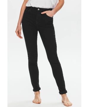 Deze zwarte jeans met hoge taille heeft gerecyclede vezels. Skinny, voor een slank en leggy effect. Van zacht denim. Rekbaar. Riemlussen. Stud knoop, metalen rits. Metalen klinknagels. Een favoriet in je garderobe!
