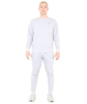 MYT Heren trainingspak met ronde hals en pullover. MYT-borduurlogo op borst en linkerbeen. Fleece met borstelrug. Met geribbelde taille en manchetten. Slim-fit joggingbroek met 2 zakken. Elastische taille met trekkoord.
