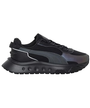 De Puma Wild Rider Grip LS Kids Black Trainers zijn een stijlvolle en comfortabele keuze voor jonge mensen die mode en functionaliteit willen combineren. Puma staat bekend om zijn innovatieve ontwerpen en de Wild Rider-serie biedt een mix van stijl en functionaliteit die geschikt is voor kinderen. Dit zijn de belangrijkste kenmerken van deze zwarte sportschoenen:

 Jeugdig ontwerp:  De Wild Rider Grip LS sportschoenen zijn ontworpen met een jeugdige en moderne esthetiek, waardoor ze aantrekkelijk zijn voor kinderen die van trendy schoeisel houden.

Zwarte kleur: Deze sportschoenen hebben een klassieke zwarte kleur, een veelzijdige optie die goed past bij verschillende outfits.

Puma-logo:  Puma's iconische logo en branding zijn typisch verwerkt in het ontwerp, inclusief logo's op de zijkanten, tong en hiel van de sportschoenen, wat duidt op hun authenticiteit en kwaliteit.

Comfortabele binnenzool:  Veel Puma sportschoenen voor kinderen hebben een comfortabele binnenzool die demping en ondersteuning biedt, zodat ze comfortabel zitten tijdens het spelen.

Duurzame constructie:  Puma ontwerpt zijn kinderschoenen met het oog op duurzaamheid, zodat ze bestand zijn tegen de slijtage die gepaard gaat met actief spelen.

Lichtgewicht:  Puma gebruikt vaak lichtgewicht materialen in het ontwerp van hun kinderschoenen, wat de beweeglijkheid en het comfort tijdens verschillende activiteiten bevordert.

De Puma Wild Rider Grip LS Kids Black Trainers combineren stijl en functionaliteit, waardoor ze een uitstekende keuze zijn voor actieve kinderen. Of ze nu naar school gaan, naar de speeltuin of deelnemen aan sport en activiteiten, deze sportschoenen bieden een balans tussen mode en functionaliteit. Het gebruiksvriendelijke haak-en-lus-sluitsysteem is vooral handig voor jonge kinderen, zodat ze hun schoenen zelfstandig kunnen aan- en uittrekken. Puma's streven naar kwaliteit en innovatief design is duidelijk terug te zien in deze kindvriendelijke sportschoenen.