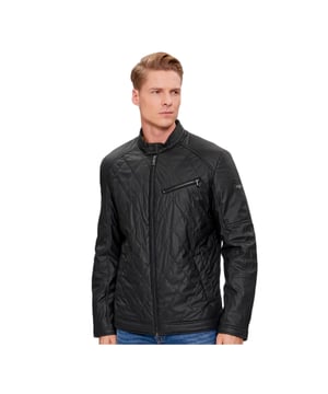 Jacke Guess Stepp schwarz Polyester. Authentisches Kleidungsstück der Marke Guess - Design im Streetwear/Sportswear-Stil von Guess - Guess für Herren, modisch und perfekt für den Alltag - Die schwarze Jacke von Guess lässt sich hervorragend mit dem Rest Ihrer Garderobe kombinieren - Bequemes Polyester-Material - klassisch - gesteppt -