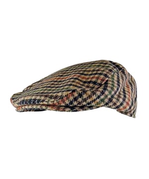 Ya sea para ropa informal o para un disfraz de obrero, estas gorras planas son perfectas para el trabajo. Están fabricadas al estilo tradicional de las gorras planas, con un estampado de cuadros escoceses. Cualquier hombre, o mujer, que lleve gorras planas sabe que la comodidad es esencial. Para proporcionar la comodidad que necesita, este sombrero tiene una felpa, satén de poliéster forro acolchado en el interior del sombrero para amortiguar ligeramente la cabeza y mantenerse cómodo cuando se usa durante largos períodos de tiempo. Tienen un ala corta con el tejido del sombrero extendiéndose por todo el ala, haciendo que no sea visible. El forro exterior de estos sombreros tiene un 8% de lana, por lo que el sombrero suave al tacto, y ayuda a aislar el calor en el interior del sombrero. Estos sombreros están disponibles en 2 tallas, M/L (58cm de circunferencia) y L/XL (60cm de circunferencia). Estos gorros están disponibles en 3 colores; beige, azul y verde, con 2 tallas disponibles M/L & L/XL. El exterior está fabricado con un 92% de poliéster y un 8% de lana, y el forro, con un 100% de poliéster.