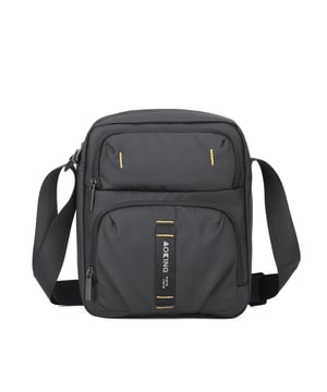 Bolso bandolera unisex. El cierre es con cremallera. Los bolsillos internos son bolsillos multifuncionales. Los bolsillos externos son dos delanteros con cremallera y uno trasero abierto. La bandolera es ajustable en tela. Falta el mango. Hay un compartimento interno. El material exterior es poliéster. Internamente está forrado en poliéster. Medidas: 23x7,5x28 cm. Producto de moda