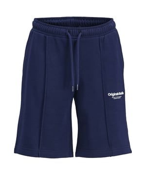 Deze shorts bieden je de perfecte mix van stijl en functionaliteit! Met hun losse pasvorm en normale taillehoogte zijn ze supercomfortabel en geven ze je volledige bewegingsvrijheid. De elastische tailleband met trekkoord past zich perfect aan en houdt de short precies op zijn plaats. Een coole labelprint op de dij en een labelpatch maken van deze shorts een echte blikvanger. Dankzij de speciale loopback stof wordt vocht snel afgevoerd zodat je je zelfs tijdens de actie comfortabel voelt. De lengtenaden op de voorkant van beide pijpen zorgen voor een sportieve look, terwijl de achterzak ruimte biedt voor kleine benodigdheden.