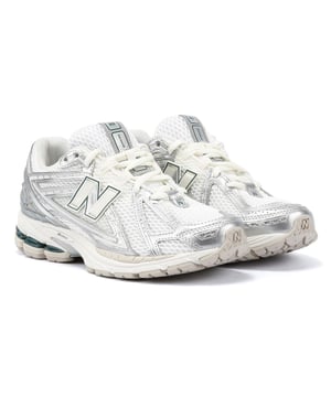 Op de jaren 2000 geïnspireerde sneakers met een gestroomlijnd bovenwerk, die de esthetiek van een retro hardloopschoen combineren met moderne prestaties. Uitgerust met een ACTEVA LITE middenzool voor lichtgewicht, flexibele ondersteuning en ABZORB SBS hielpolstering voor verbeterde stabiliteit en superieur comfort.