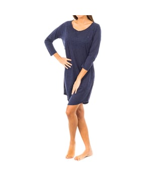 Camisón de manga larga Tommy Hilfiger.
Color marino con estampado de estrellas por todo el diseño.
Cuello de barca.
Bordado del logo de la marca, en el lateral superior.
Costuras vistas a tono.

Composición:
- 61% Poliéster.
- 39% Algodón.

 Instrucciones de lavado:
-Lavar a temperatura máx. 40ºC.
-No usar lejía.
-Admite lavado en seco.
-Permite utilizar secadora.
-Planchar a temperatura máx. 130ºC.