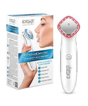 "Beschrijving.
Innovadermic is een applicator van uw favoriete cosmetische producten die de actie van 5 gezichtsesthetische therapieën in 3 werkmodi combineert om u in één enkel draadloos apparaat de meest complete schoonheidsbehandeling voor thuis aan te bieden.

3 WERKSTANDEN:

- MODE 1: ROOD LICHT + EMS (zwak) Deze modus heeft een liftend en verjongend effect. De EMS-microstroom is in deze stand iets zwakker. Om de microstroom het gewenste effect te laten hebben, moet de hand tegelijkertijd in contact zijn met de ionensensorstrips aan de zijkanten van de romp om het elektrische circuit te sluiten. Het is mogelijk dat de meest gevoelige mensen wat tintelingen in de hand voelen, dit is de elektrische stroom en het is een normaal verschijnsel. Toepassing: maak met opgeheven gezicht de gezichtsbewegingen van onder naar boven in de richting en volgorde zoals aangegeven in de figuur. Het apparaat mag tijdens het gebruik niet in dezelfde positie op de huid blijven. Het moet constant in beweging zijn op het gezicht.
- MODE 2: ROOD LICHT + EMS (STERK) + WARMTE Deze modus heeft een liftend en verjongend effect en verbetert de absorptie van de huid. Hij is intenser dan modus 1. Deze stand wordt aanbevolen voor het slapen gaan, zodat de EMS, het rode licht en de warmte de herstellende effecten versterken samen met die van de cosmetische behandeling gedurende de nacht. De EMS-microstroom is sterker in deze stand. Om de microstroom het gewenste effect te laten hebben, moet de hand tegelijkertijd in contact zijn met de ionensensorstrips aan de zijkanten van de romp om het elektrische circuit te sluiten. Het is mogelijk dat de meest gevoelige mensen wat tintelingen in de hand voelen, dit is de elektrische stroom en het is een normaal verschijnsel. Toepassing: maak, met het gezicht omhoog, de gezichtsbewegingen van onder naar boven in de richting en volgorde zoals aangegeven in de afbeelding.
- MODE 3: BLAUW LICHT + ION INDUCED VIBRATION (10.000 tpm) Deze modus is ontworpen om de opname van voedingsstoffen uit de huid te maximaliseren, de huid te activeren en diepgaand te masseren. Het wordt aanbevolen om deze modus 's ochtends bij het ontwaken toe te passen om oedeem of zwelling te kalmeren en de huid voor te bereiden op de rest van de dag. Nadat de behandeling is toegepast, kan make-up normaal worden aangebracht. Om de vibratie te laten plaatsvinden, moet de hand tegelijkertijd in contact zijn met de ionensensorstrips aan de zijkanten van de romp.