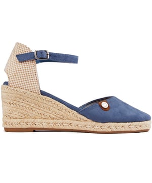 Genieße den Sommer mit den Refresh Espadrille Keilsandalen mit geschlossener Zehenpartie. die aus hochwertigen Materialien gefertigt sind und ihr Design mit maritimen Chic und sommerlicher Leichtigkeit unterstreichen. Diese Keilsandalen verfügen über ein hübsches Obermaterial. eine Gummisohle und ein Fußbett aus Memory-Schaum für höchsten Komfort. Der Jute-Absatz. Schnallenverschluss und das Refresh-Logo sorgen für einen Hauch von natürlicher Eleganz.