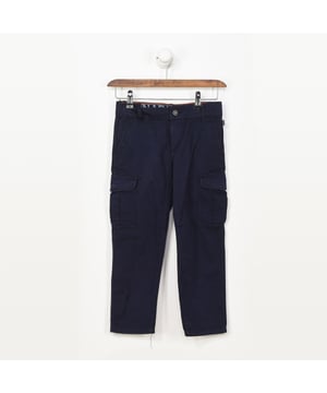 Pantalón largo Napapijri.
Color Azul marino
Bolsillos en lateral.
Etiqueta con el logo de la marca en la parte superior del bolsillo.
Cremallera y cierre de boton.
Logo de la marca bordado en la parte lateral.
Bajos con acabado acanalado.
Costuras vistas a tono.

Composición:  80% Algodón, 20% Poliester

Lavar máximo a 30ºC.
- No planchar.
- Permite usar secadora.
- No usar lejía.
- No admite el lavado en seco.