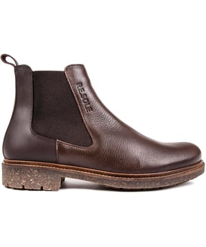 Disfruta de la moda con conciencia con la marca de calzado sostenible RE.SOLE. Esta bota Chelsea con punta lisa para hombre de la recién lanzada empresa de calzado sostenible es exclusiva de Soletrader y está cuidadosamente terminada con sutiles detalles de la marca. El cuero utilizado en este modelo sin cordones proviene del Leather Working Group y la suela está hecha en un 80 % de caucho reciclado. Además, el forro es 90% poliéster reciclado y la suela exterior es de cuero aglomerado reciclado. RE.SOLE es la marca sostenible del futuro.