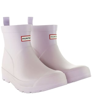 Maak kennis met de Hunter Play Kids Regenlaarzen, een onmisbare metgezel voor jonge avonturiers die houden van regenachtige dagen met stijl en enthousiasme. Deze laarzen combineren naadloos comfort, duurzaamheid en een levendig design, waardoor elk regenachtig avontuur een kans is om te spelen en te ontdekken. Hier zijn de belangrijkste kenmerken die deze regenlaarzen een must-have maken voor je kind:

 Speels Ontwerp:  De Hunter Play Kids Regenlaarzen hebben een speels en levendig ontwerp dat een vleugje vreugde toevoegt aan regenachtige dagen. De laarzen zijn verkrijgbaar in verschillende kleuren, zodat je kind zijn persoonlijkheid kan uitdrukken via zijn schoenen.

 Waterdichte prestaties:  Deze regenlaarzen zijn gemaakt van waterdicht rubber van hoge kwaliteit en houden kleine voetjes droog en comfortabel tijdens regenachtig weer. Ze zijn perfect om door plassen te stampen, in de modder te spetteren of over nat terrein te navigeren.

 Lichtgewicht en flexibel:  Deze laarzen zijn lichtgewicht en flexibel, zodat je er gemakkelijk en behendig mee kunt bewegen. Of je kind nu in plassen springt of door de regen rent, deze laarzen bieden het comfort en de vrijheid die ze nodig hebben.

 Trekgrepen:  Dankzij de handige trekhendels kunnen kinderen deze laarzen gemakkelijk zelf aan- en uittrekken. Deze functie stimuleert het gevoel van zelfstandigheid en zelfredzaamheid.

 Duurzaam en veerkrachtig:  Gebouwd met de duurzaamheid waar Hunter bekend om staat, kunnen deze regenlaarzen de uitdagingen van actief spelen aan. Ze zijn veerkrachtig genoeg om de ontberingen van buitenavonturen te weerstaan terwijl ze hun levendige en speelse uitstraling behouden.

Moedig het gevoel van verwondering en spel van je kind aan met de Hunter Play Kids Regenlaarzen. Of het nu motregent of stortregent, deze laarzen zijn niet alleen praktisch, ze zijn een kleurrijke en betrouwbare metgezel voor de regenachtige avonturen van je kind.