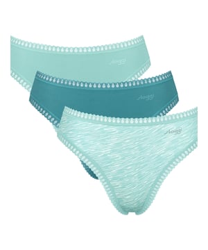 Dieser Damen-Slip im High-Leg-Stil kombiniert einen femininen Look mit hohem Tragekomfort. Hergestellt aus weichem Baumwollstretch, bietet er eine angenehme Passform und optimale Bewegungsfreiheit. Der niedrige Taillenbund und der hohe Beinausschnitt sorgen für eine schmeichelhafte Silhouette. Der elastische Bund mit eingewebtem Logo und das gewebte Label am Bund setzen dezente Akzente, während der spitzenbesetzte Saum für eine elegante Note sorgt. Im praktischen Dreierpack erhältlich, enthält die Auswahl zwei unifarbene Designs und einen gemusterten Slip für Abwechslung in Ihrer Wäschekollektion. Perfekt für Frauen, die Komfort und Stil gleichermaßen schätzen. Ein vielseitiger Slip für den Alltag, der sich durch seinen modernen Schnitt und die hochwertige Verarbeitung auszeichnet.