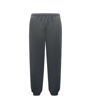 Fred Perry ST4177 102 Tonal Tape Black Sweathose. Peppen Sie Ihren Look mit dieser eleganten Fred Perry Sweathose auf. Der Loopback-Stoff ist unglaublich bequem und leicht. Genießen Sie einen stilvollen Look, der sich perfekt für jede Aktivität eignet, während der verstellbare Bund mit Kordelzug den ganzen Tag über für Komfort sorgt. Setzen Sie ein markantes Zeichen, ohne Kompromisse bei der Qualität einzugehen. 2 Seitentaschen, Fred Perry Black Pants, 54% Polyester, 46% Baumwolle. Bund mit Kordelzug, Gummizug in der Taille und Bündchen am Bein. Fred Perry-Logo auf der linken Gesäßtasche, verschweißte Beine. Style Code: ST4177 102