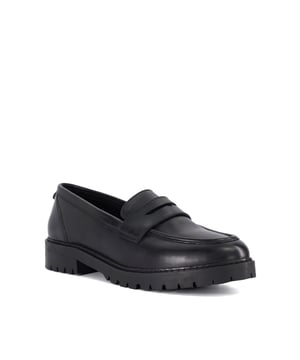 Crafted from premium leather, Globes is the classic pair of penny loafers you've been searching for. Simple yet stylish, this signature slip-on design features a clean silhouette that rests on a flat sole with a low heel.