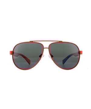 Die Polaroid Kindersonnenbrille PLD 8034/S C9A M9 Red Grey Polarized ist eine lebendige Pilotenbrille für Kinder. Mit verstellbaren Nasenpads ist eine perfekte Passform für Kinder im Alter von 8-12 Jahren garantiert. Die polarisierten Gläser sorgen für eine komfortable Sicht und die Bügel sind mit dem Polaroid-Logo versehen.