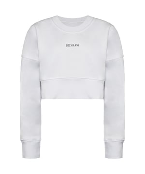 Das BoxRaw Johnson Damen Cropped Sweatshirt ist eine stylische und vielseitige Ergänzung für Ihre Sportgarderobe. Dieses Cropped Sweatshirt mit modernem Touch vereint trendige Ästhetik mit außergewöhnlichem Tragekomfort. Das sorgfältig gefertigte BoxRaw Johnson Cropped Sweatshirt bietet eine schmeichelnde und trendige Silhouette. Die verkürzte Länge sorgt für einen modernen Look, der perfekt zu Leggings oder Jogginghosen mit hohem Bund passt. So können Sie Ihren Stil zeigen und gleichzeitig beim Training oder in der Freizeit bequem bleiben. Das Sweatshirt aus hochwertigen Materialien sorgt für ein weiches und angenehmes Tragegefühl auf der Haut. Der Stoff ist atmungsaktiv und warm und eignet sich daher für verschiedene Wetterbedingungen und Aktivitäten. Die lockere Passform ermöglicht das einfache Tragen mehrerer Lagen und verleiht Ihrer Outfitwahl Vielseitigkeit. Das BoxRaw Johnson Cropped Sweatshirt präsentiert das ikonische BoxRaw-Branding und verleiht Ihrem Outfit einen Hauch von Authentizität und sportlichem Flair. Die Liebe zum Detail zeigt sich in der Verarbeitung und der Platzierung des Logos und spiegelt den Qualitätsanspruch der Marke wider. Ob im Fitnessstudio, beim Erledigen von Besorgungen oder einfach zum Entspannen – dieses Sweatshirt bietet Stil und Funktionalität. Leben Sie Ihren aktiven Lebensstil selbstbewusst und heben Sie sich mit dem BoxRaw Johnson Damen-Cropped-Sweatshirt von der Masse ab. Kurz gesagt: Das BoxRaw Johnson Damen-Cropped-Sweatshirt vereint Mode und Komfort und ist damit ein Must-have für modebewusste Sportlerinnen. Mit seiner vorteilhaften, kurzen Länge, der hochwertigen Verarbeitung und dem ikonischen Branding verleiht dieses Sweatshirt Ihrem einzigartigen Stil Ausdruck und sorgt gleichzeitig für einen bequemen und trendigen Look. Werten Sie Ihre Sportgarderobe mit dem BoxRaw Johnson Damen-Cropped-Sweatshirt auf und erleben Sie die perfekte Mischung aus Stil und Funktionalität.